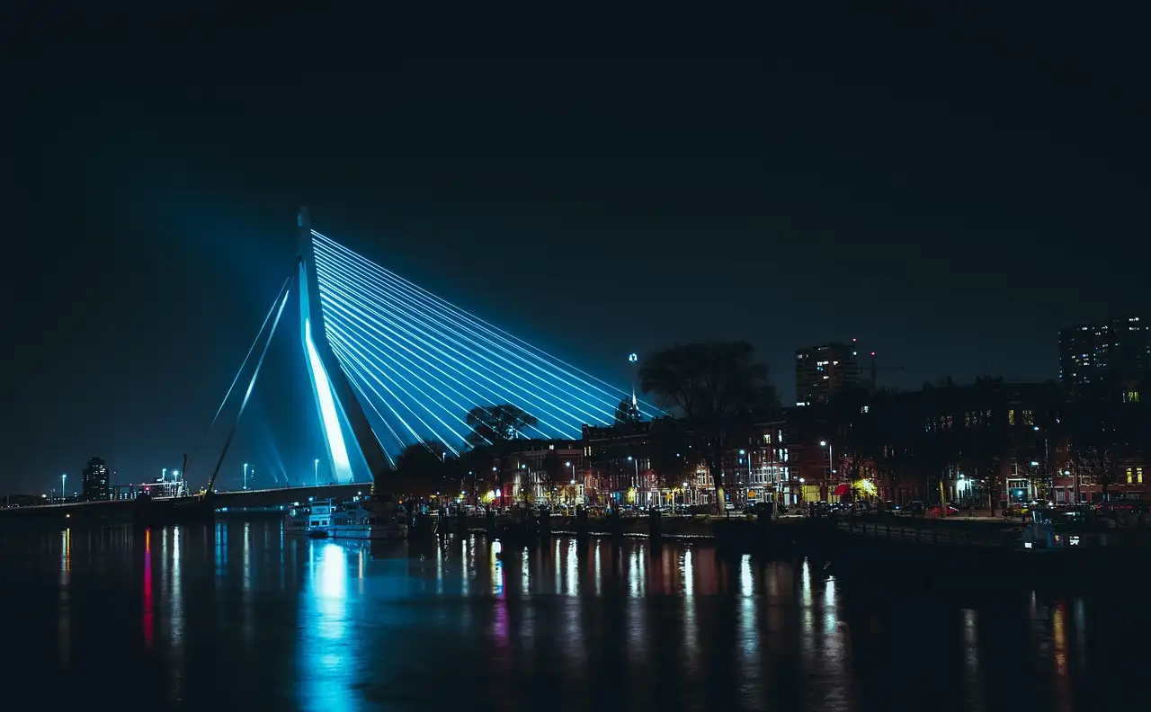 Hoe laat begint de bruggenloop rotterdam